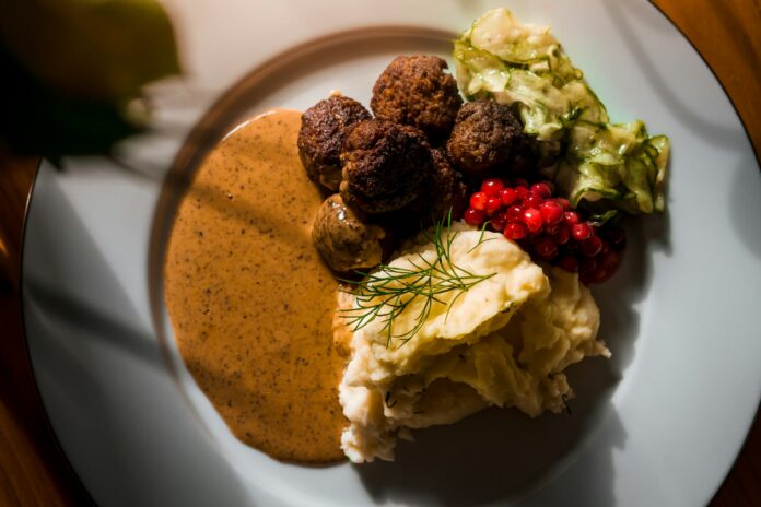 Klassisk köttbullar med potatismos och råröda lingon