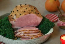 Klassisk, saftig och griljerad julskinka – perfekt för julbordet griljerad julskinka