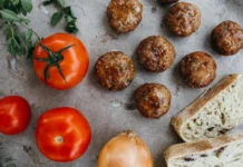 Kød én gang om ugen og bønner hver dag: Nye retningslinjer for skolemad splitter Sverige köttbullar i skolan