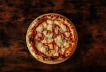 Ananas på pizza: svensk favorit, italiensk förfäran och global trend hawaii pizza