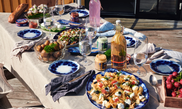 tradtionell svensk mat midsommarbord